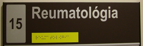 Tábla latin betűkkel és Braille-írással